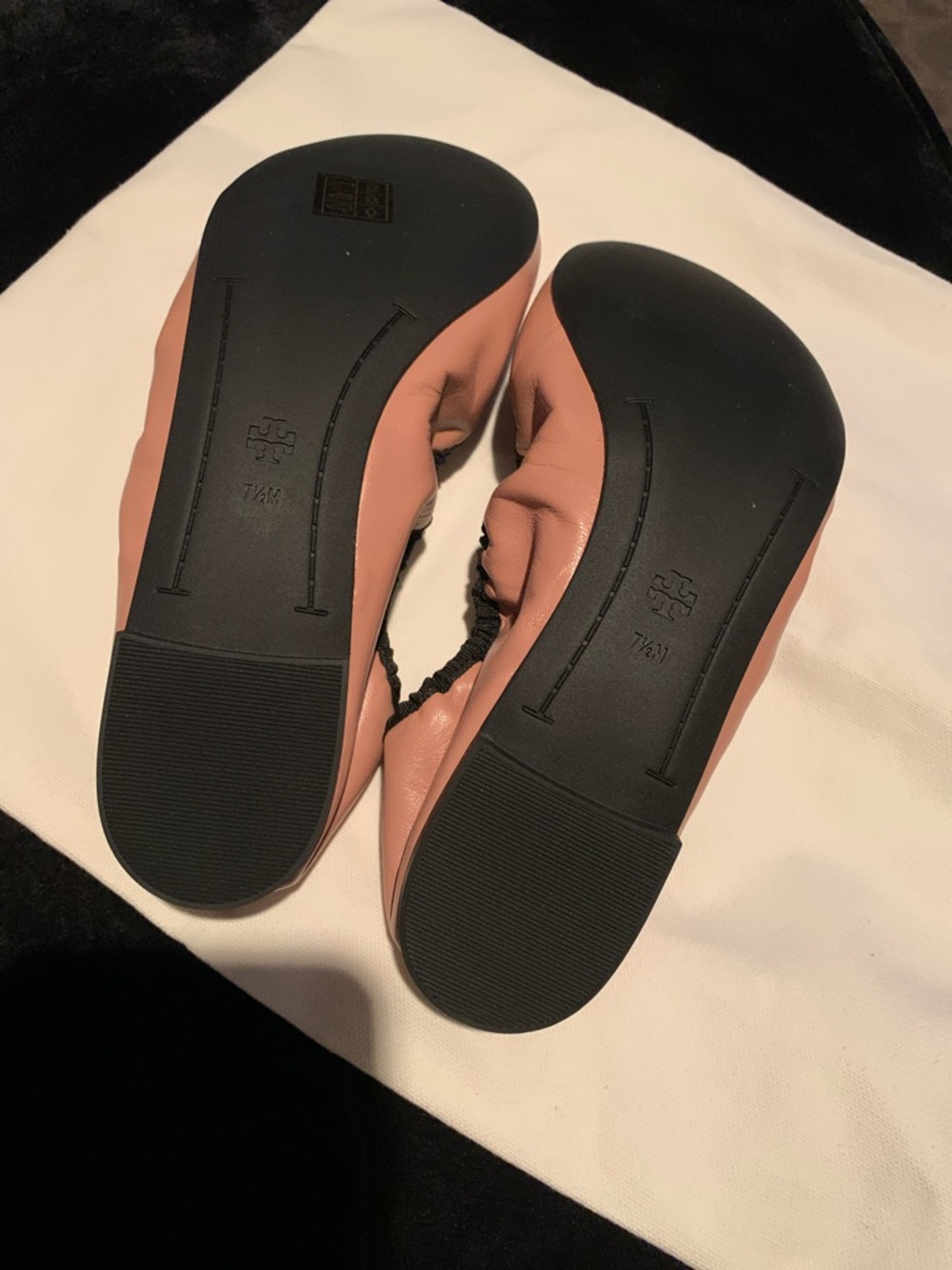 TORY BURCH
Soft Scrunch Leather
Ballet Flat In Blush Pink /with Black Trim - Picture 4 of 11